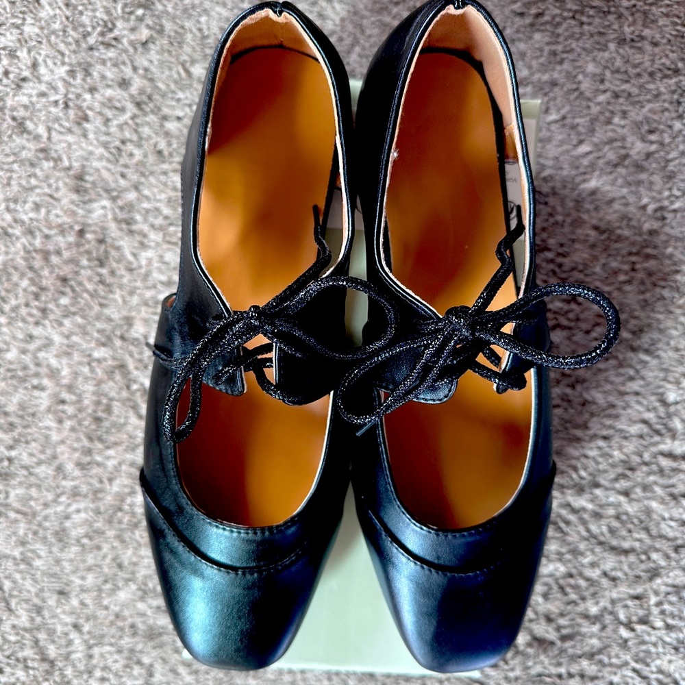 Black Ballet flat with cutouts.